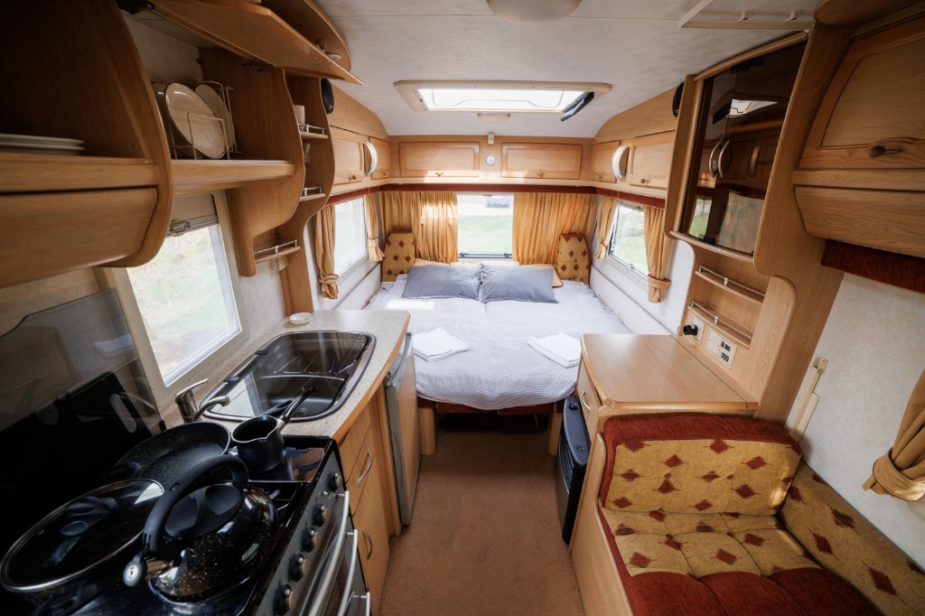 Interno camper con letto e materasso a misura